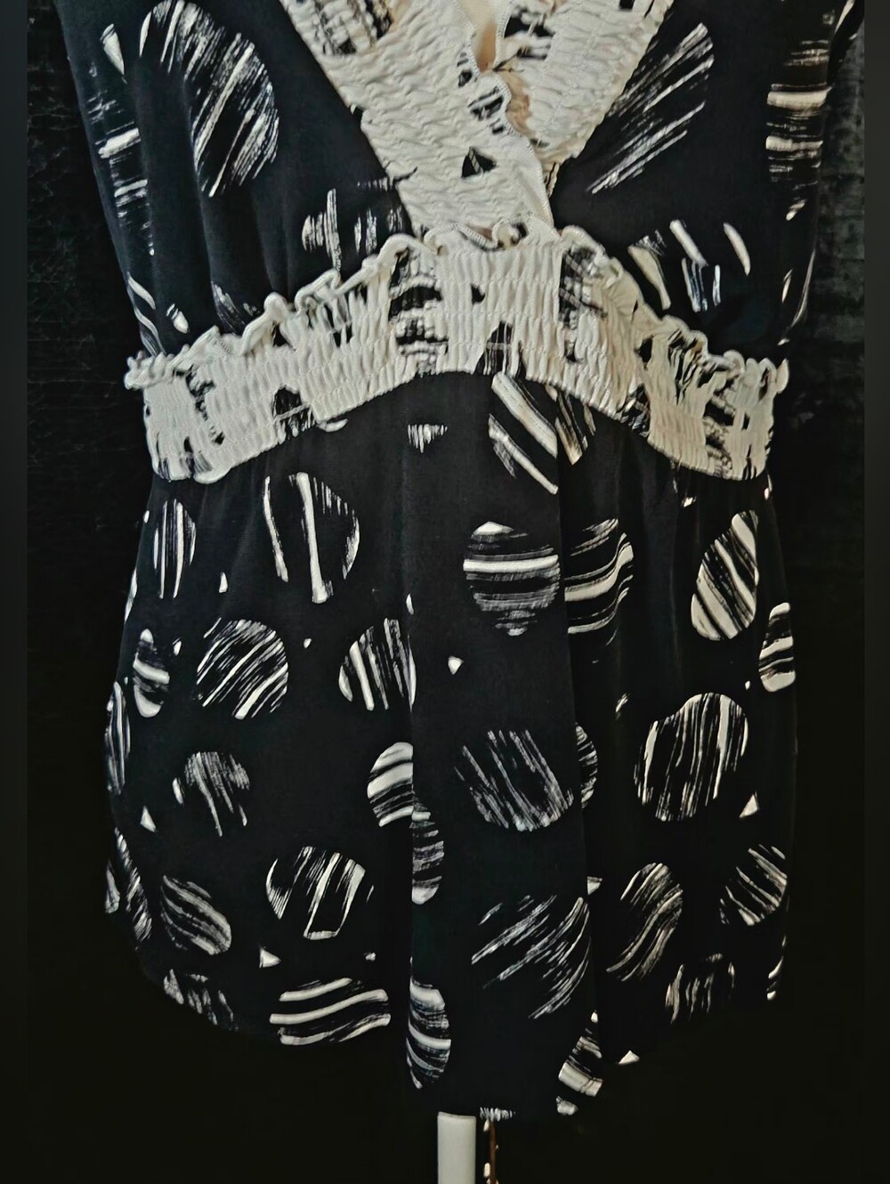 Vintage BCBGMAXAZRIA Circle Print Smocked Ruffle V-Neck Top Medium - Picture 6 of 14